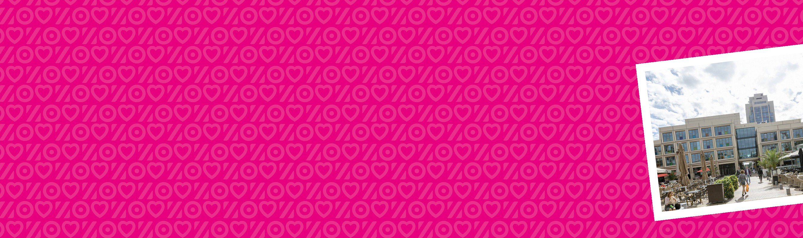 Roze banner met een foto van een plein met terrassen voor een gebouw met een glazen gevel.