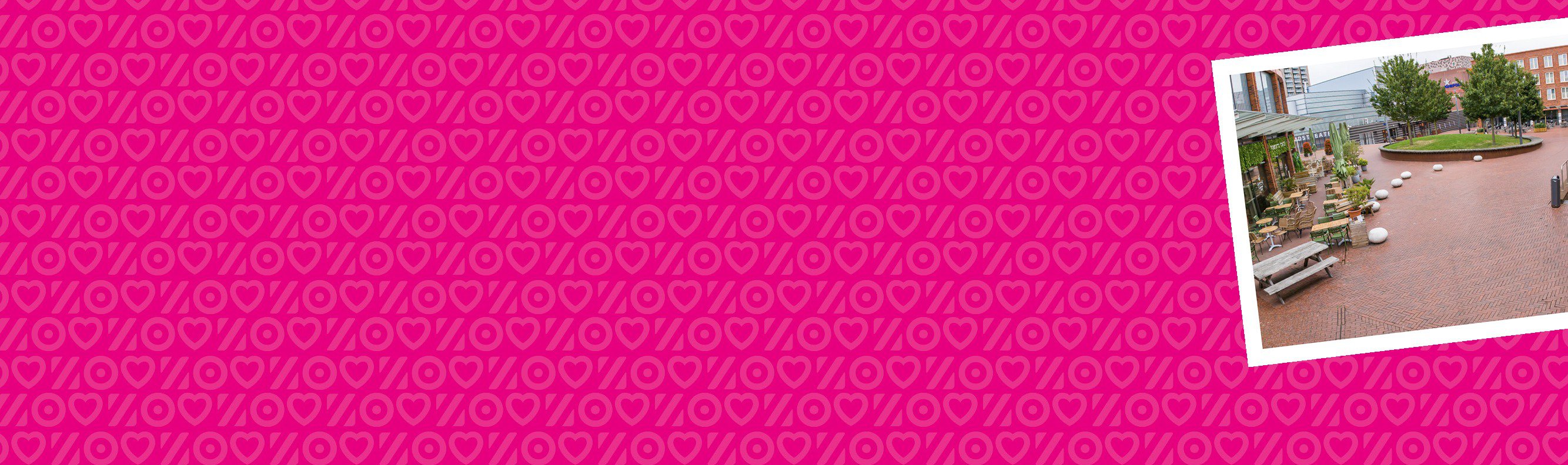 Roze banner met een foto van een plein met een terras, bomen en een ronde border in de bestrating.