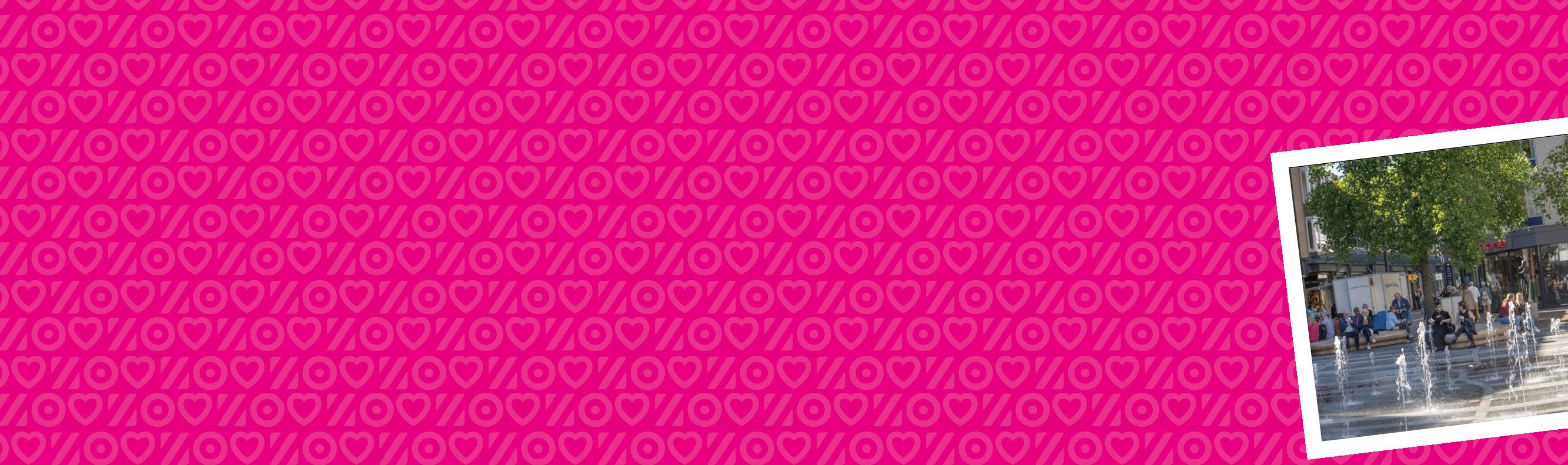 Roze banner met een foto van een plein met bomen en fonteintjes in de bestrating.