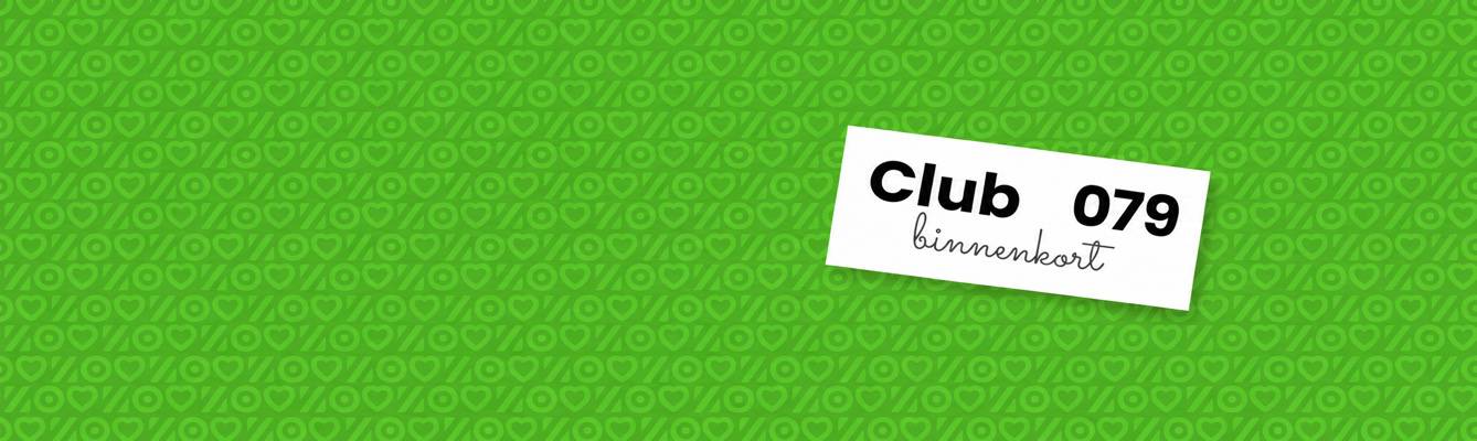 Groene plaat met patroon en een licht gekantelde witte kaart met de woorden Club 079 en binnenkort