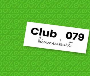 Groene plaat met patroon en een licht gekantelde witte kaart met de woorden Club 079 en binnenkort