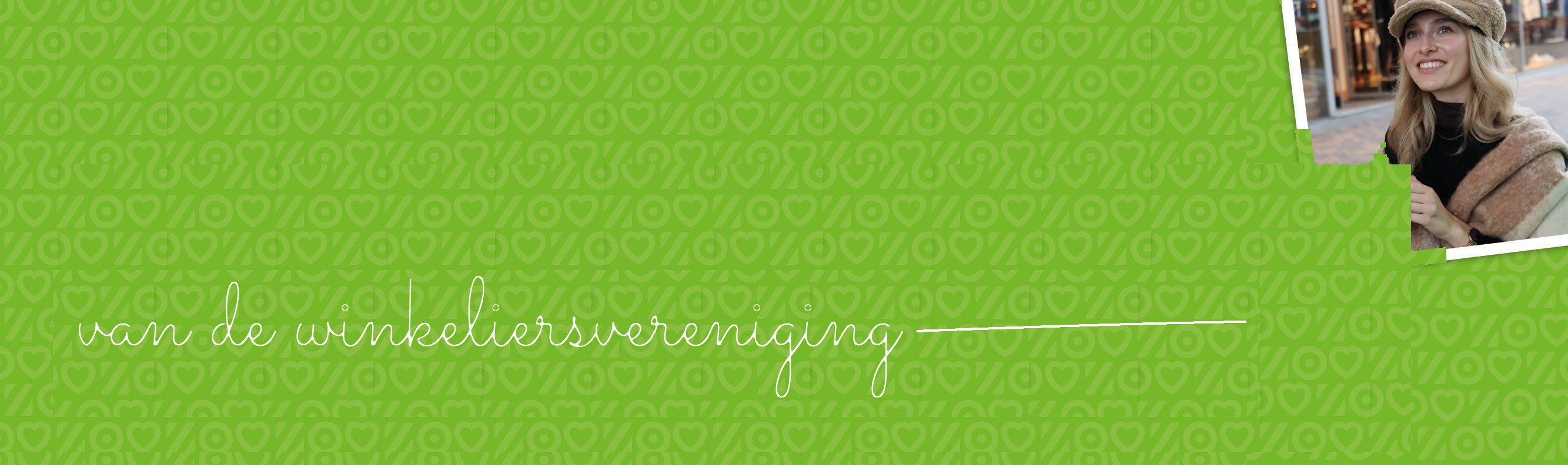 Groene banner met de handgeschreven tekst 'van de winkeliersvereniging' en een foto van een lachende vrouw met muts in de winkelstraat.