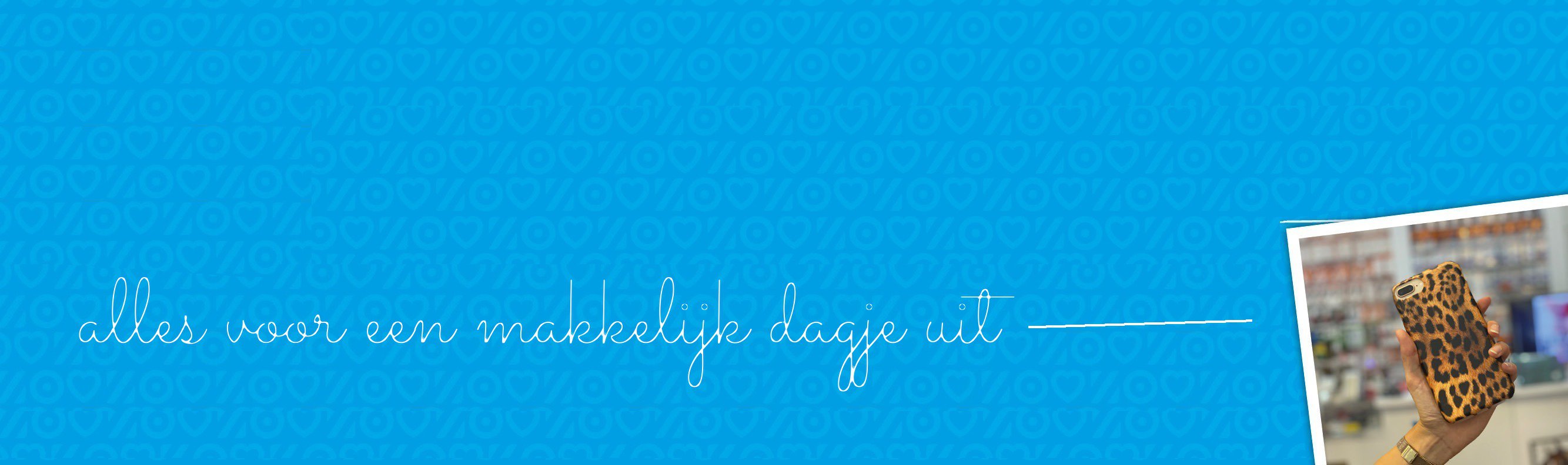 Blauwe banner met de handgeschreven tekst 'alles voor een makkelijk dagje uit' en een foto van een hand met een telefoonhoesje met luipaardprint.