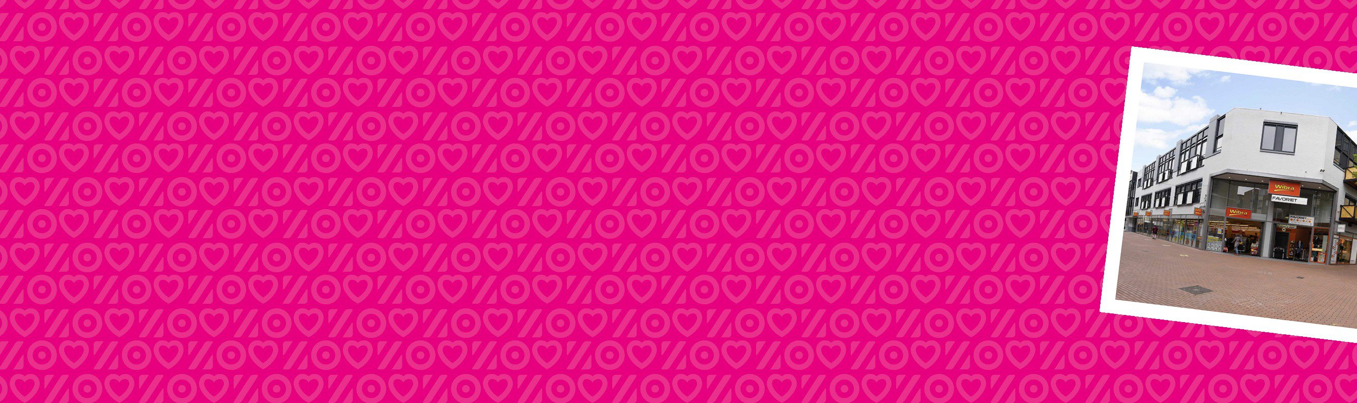 Roze banner met een foto van een wit hoekpand met winkels op de begane grond.