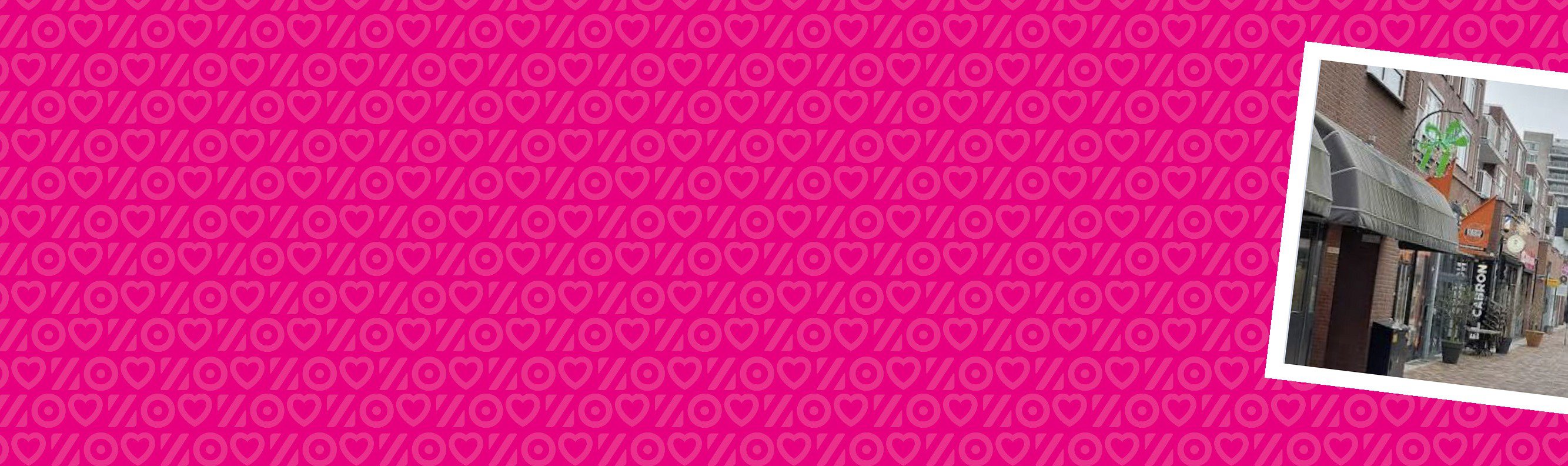 Roze banner met een foto van winkelpuien op een hoek, onder een luifel.