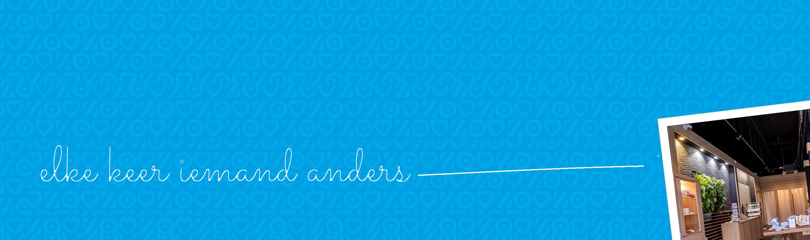 Blauwe banner met de handgeschreven tekst 'elke keer iemand anders' en een foto van het interieur van de pop-upwinkel.